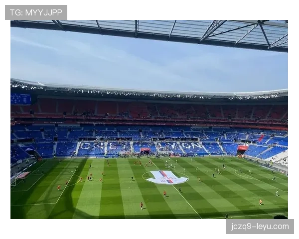 精彩瞬间回顾：本周足球赛场上的高光时刻与温情一幕