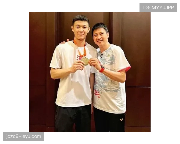 李梓嘉训练完直接瘫在场边啃蛋白棒，这自律程度真不是一般人扛得住的